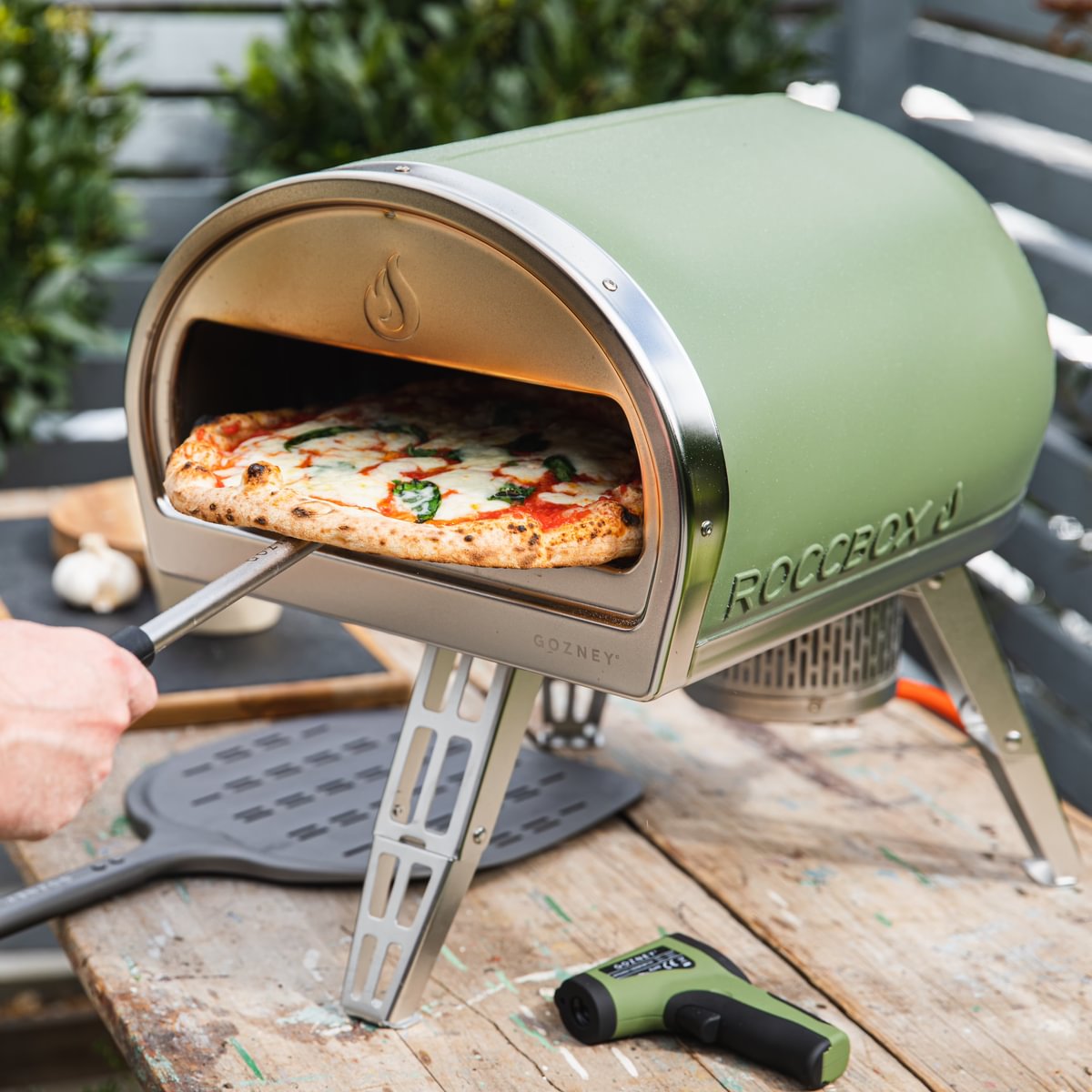Gozney Roccbox Pizzaofen mit Abdeckhaube und Roccbox Pizzawender